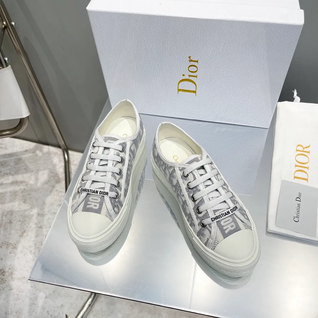 👟👟Ex-factory price 480👟👟 WALK N DIOR embroidered canvas shoes, flat casual shoes, Valentine's Day limited sneaker series, 100% cotton silk double-sided three-dimensional embroidery, hot sale in authentic stores, Ins star internet celebrity concave style show.  All materials of this shoe are original molds, right down to the hardware, laces, outsole, 👟👟 ex-factory price U mid-pad... The upper fabric is made of double-sided pure cotton silk three-dimensional electric embroidery. Each style looks colorful, but it does not make it difficult to match clothes. The entire series is like a piece of handicraft, unique!  ▪️Inner lining: full-grain mixed sheep silk sheepskin ▪️Foot pads: imported cowhide of the same color, comfortable to the feet ▪️My last style is exactly the same as Z👟👟 ex-factory price, welcome to compare. My color matching is complete, and the counter has a full set of packaging. Code number: 35-40 (women's model 41 is custom-made and cannot be returned or exchanged)
